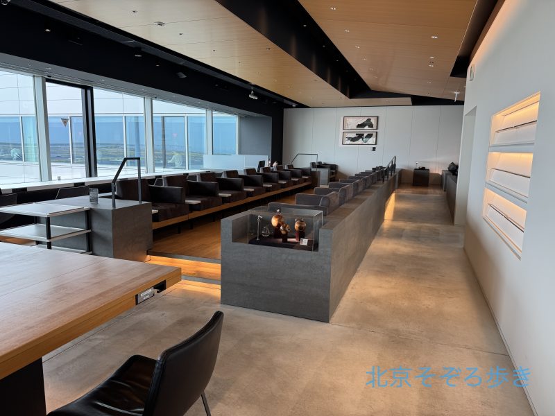 羽田空港第2ターミナルのPower Lounge Premiumの落ち着いた雰囲気のラウンジ内観