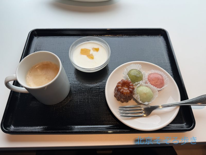 空港ラウンジで提供されているコーヒーやデザートなどの軽食が載ったお盆