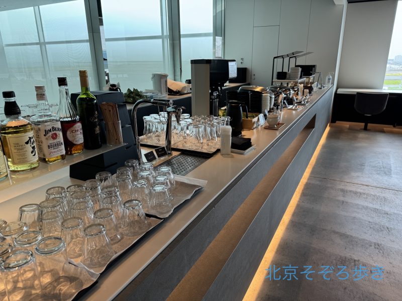 空港ラウンジ内のドリンクや軽食が並ぶカウンターの様子