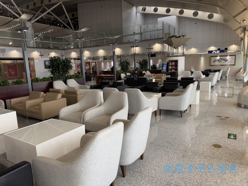 北京首都国際空港第2ターミナルのBGS Premier Loungeの内部と多数のソファが並ぶ様子
