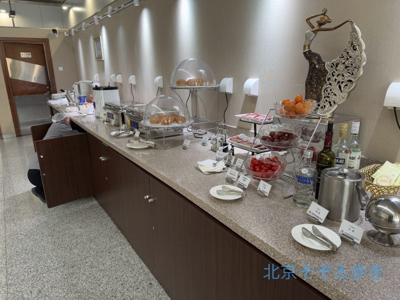 北京首都国際空港のBGS Premier Loungeにある食事やドリンクが並ぶビュッフェカウンターの様子
