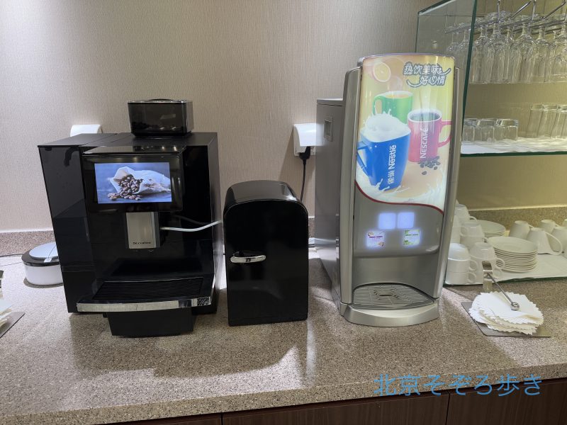 空港ラウンジに設置されたコーヒーメーカーとドリンクサーバーのドリンクコーナー
